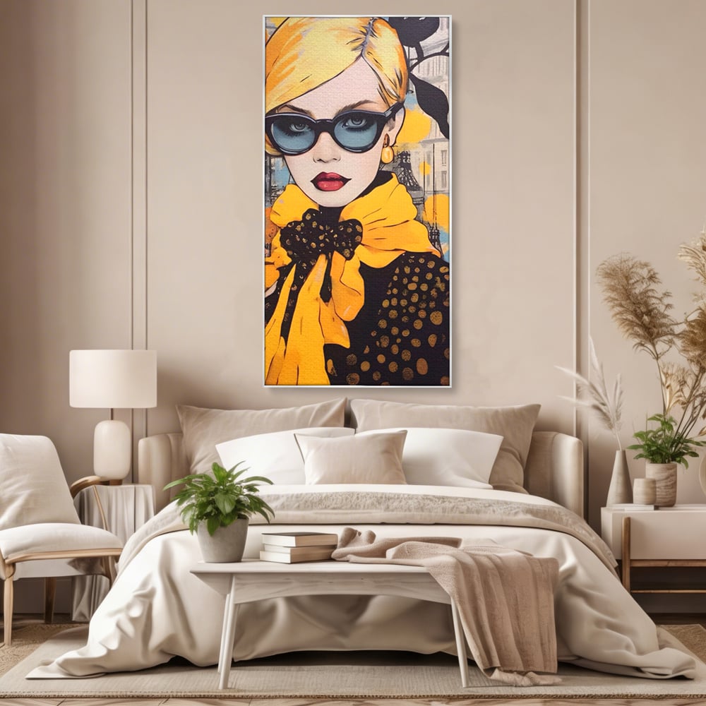 Tablou canvas cu tablou canvas cu portret de femeie blonda, in rama de aluminiu argintiu, pe perete intr-un dormitor